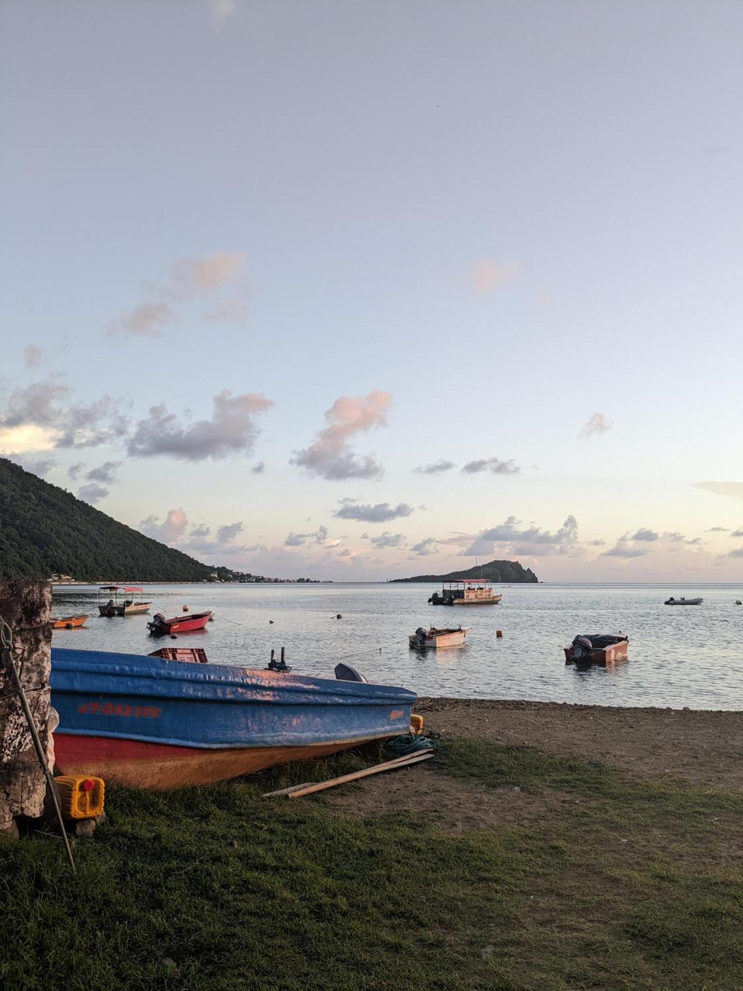 Rainbow Heights Apartment, Soufriere エクステリア 写真